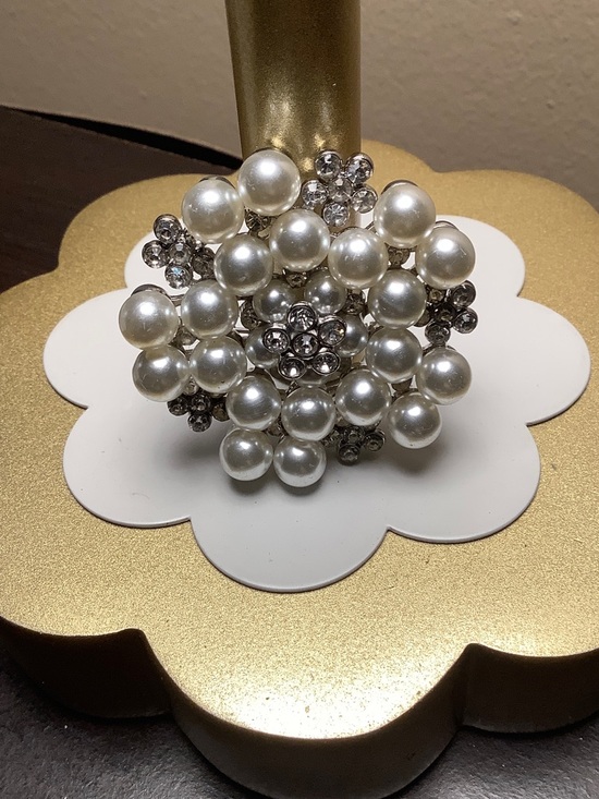 unbranded Jewelry - GIVIE  Pearl and Rhinestone Floral Brooch - White Pearls